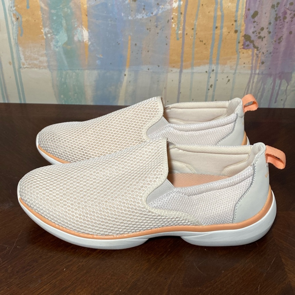 VIONIC Women’s Vortex Zeta Slip On sneakers in Cream size 11 NWOT